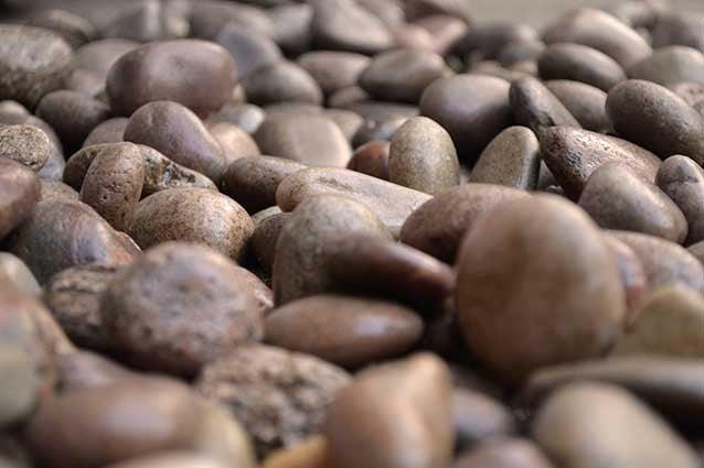 a close up of a bunch of rocks